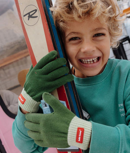 Guantes infantiles verdes con borde crema y detalle rojo Hello Hossy