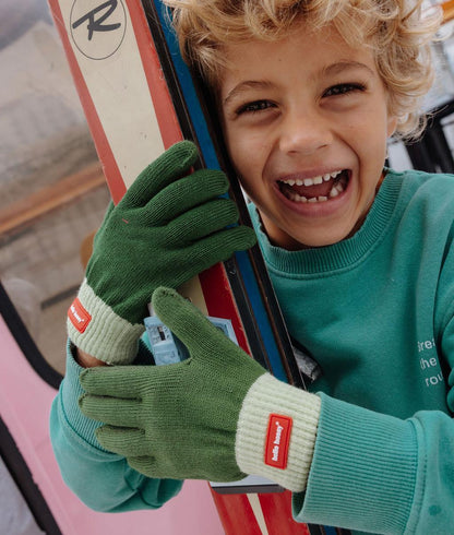Guantes infantiles verdes con ribete de canalé crudo y etiqueta roja Hello Hossy