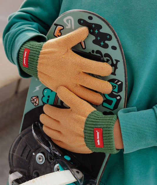 Guantes infantiles Camel y verde con borde acanalado y etiqueta Hello Hossy