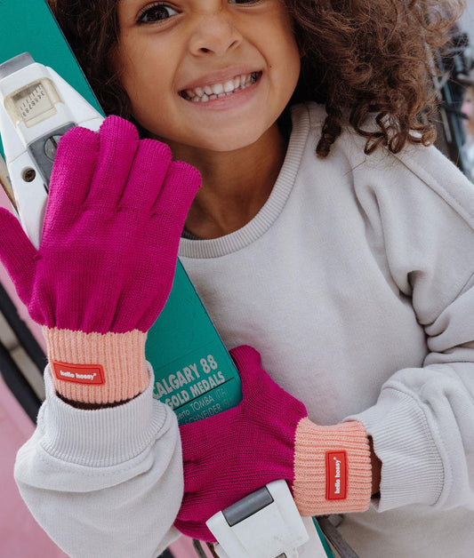 Guantes infantiles violeta con ribete naranja de punto fino y etiqueta Hello Hossy