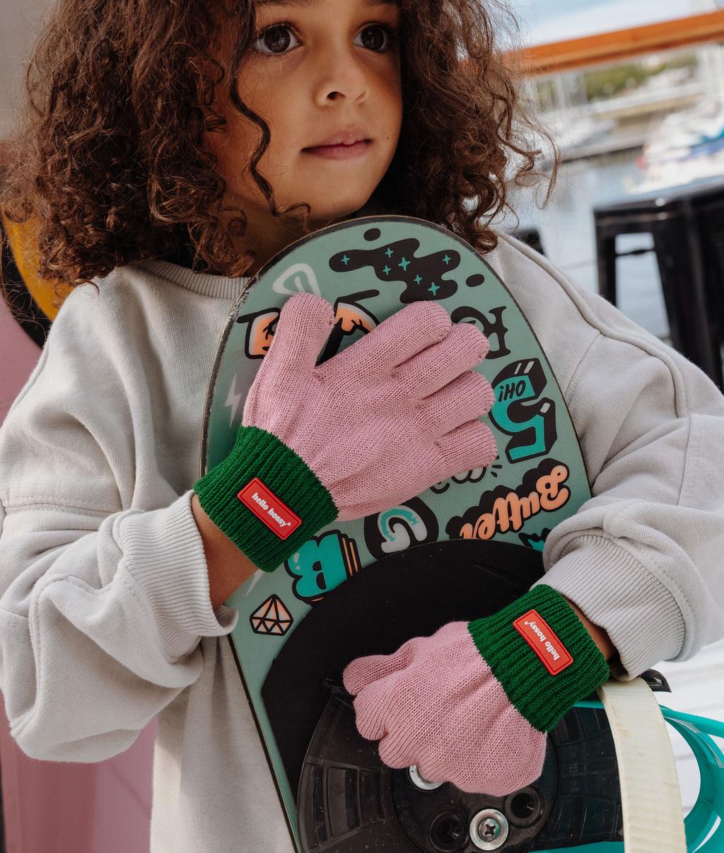 Guantes infantiles rosa con borde verde y etiqueta roja Hello Hossy