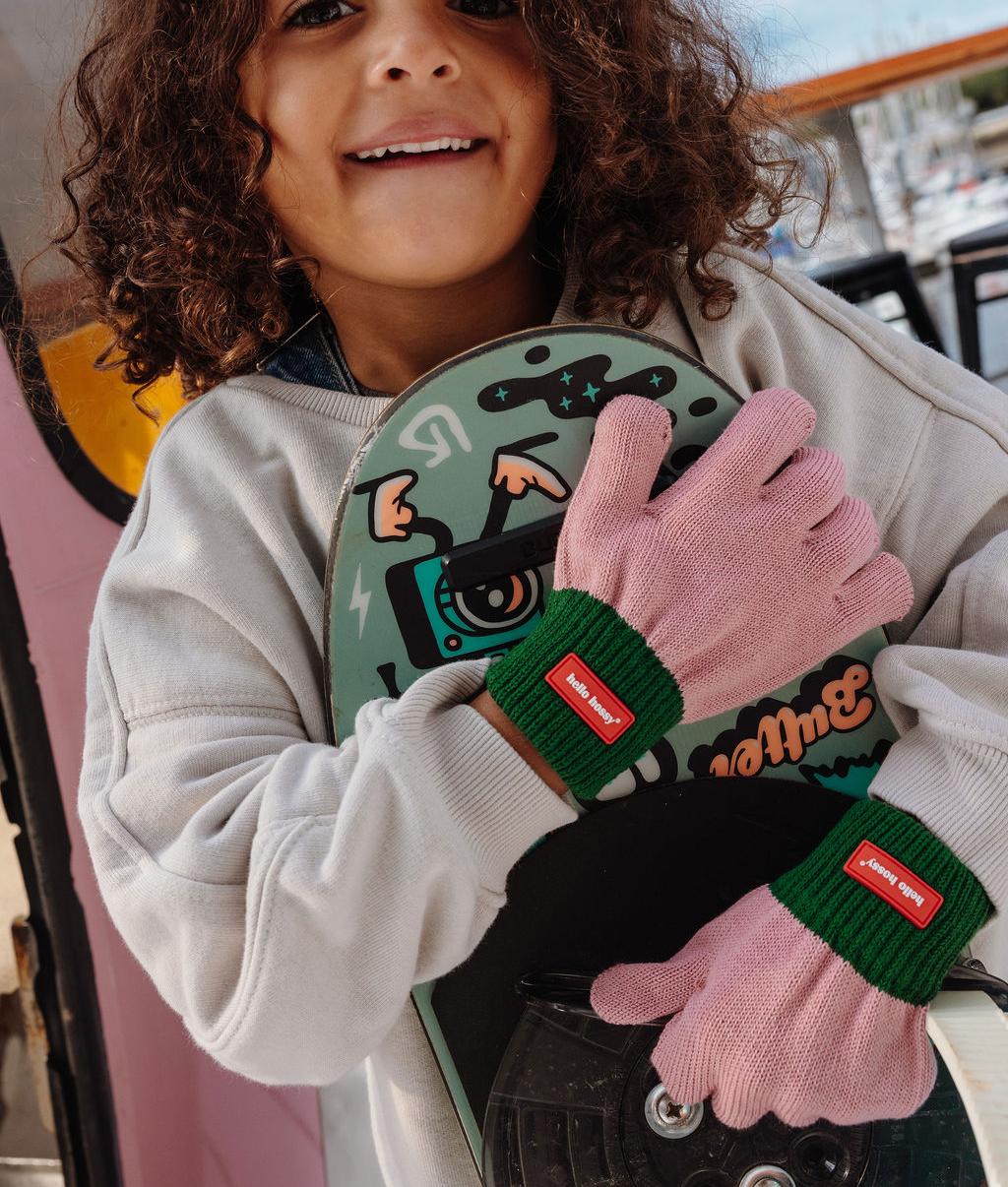 Guantes infantiles de punto bicolor rosa y verde con etiqueta Hello Hossy