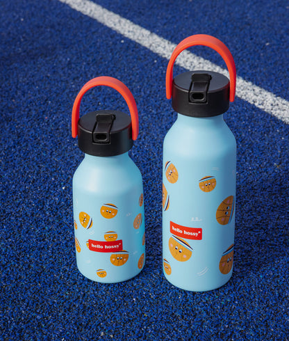Botella infantil azul motivo deporte naranja asa negra Hello Hossy