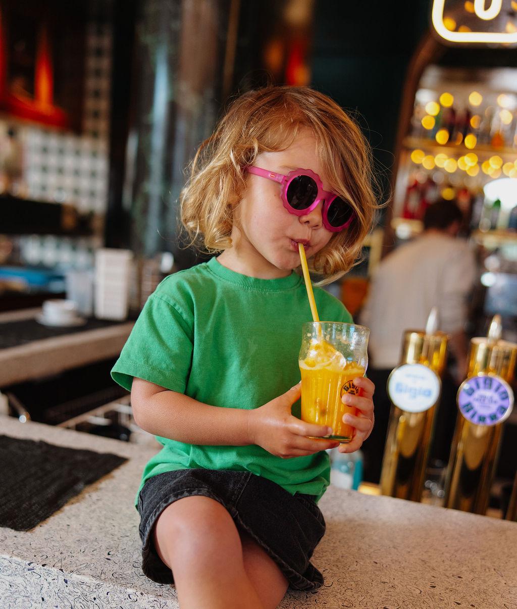 Lunettes de soleil enfant fuchsia forme fleur verres foncés Hello Hossy