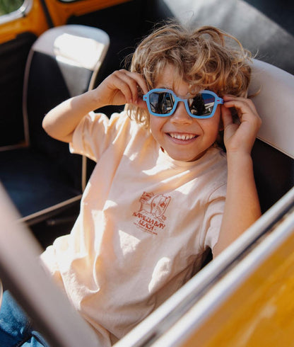 Niño con gafas de sol infantiles azul forma cuadrada Hello Hossy