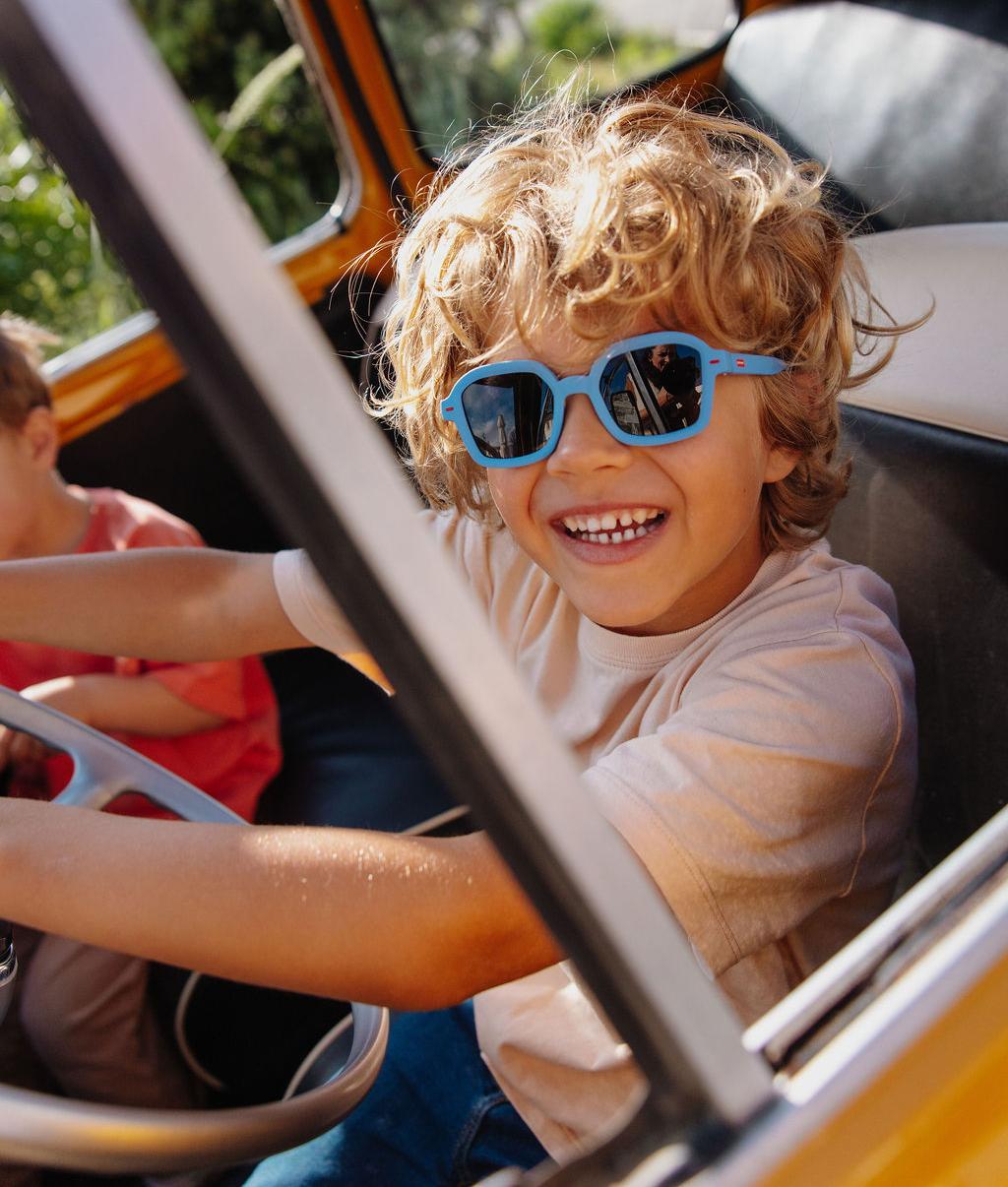 Gafas de sol infantiles azul forma cuadrada montura gruesa puestas Hello Hossy