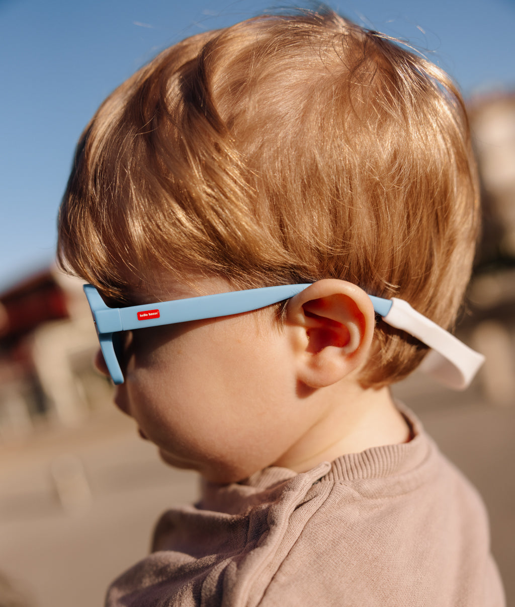 Gafas de sol niño azul montura gruesa con cierre trasero Hello Hossy