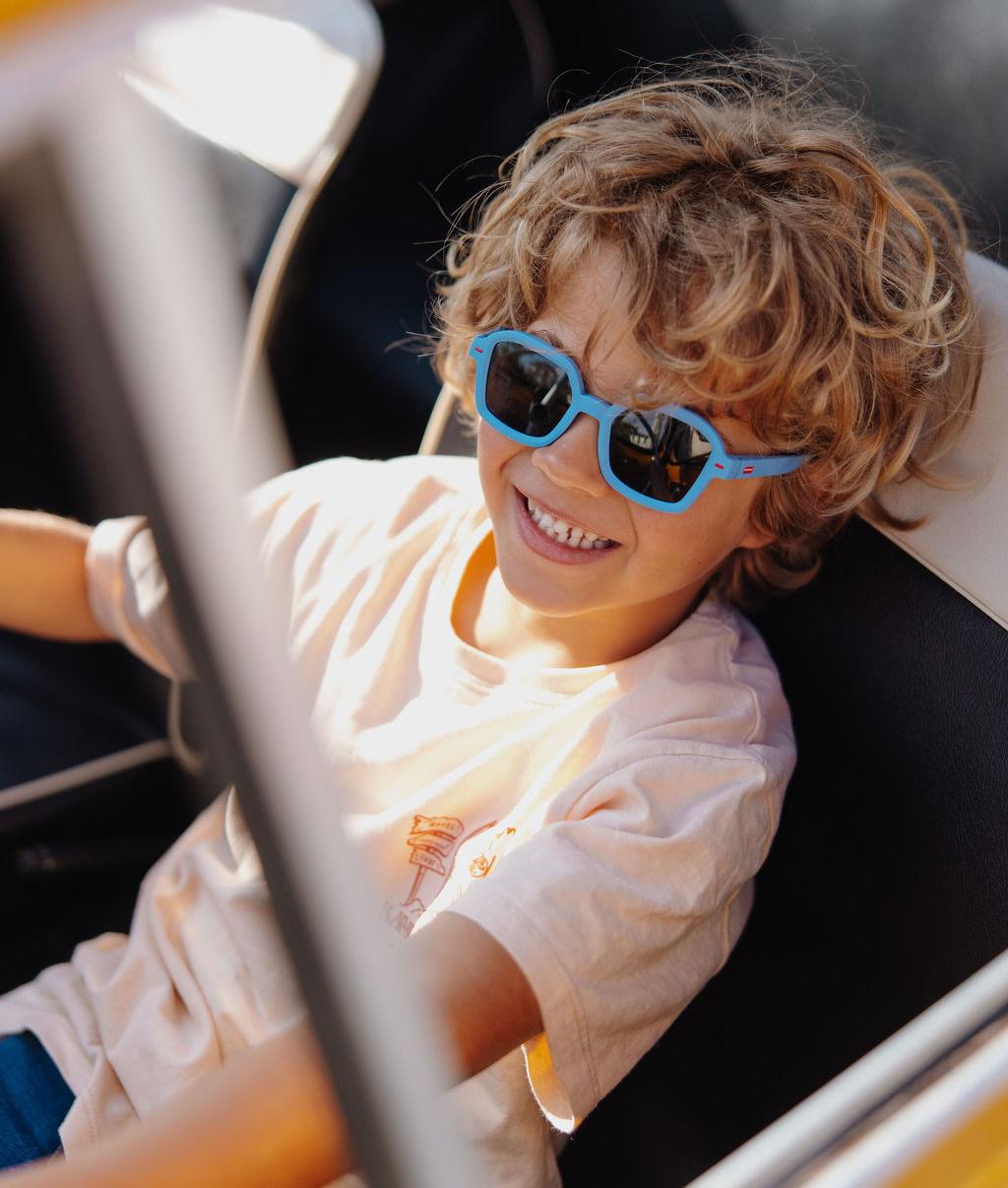 Niño con gafas de sol azul forma cuadrada montura mate Hello Hossy