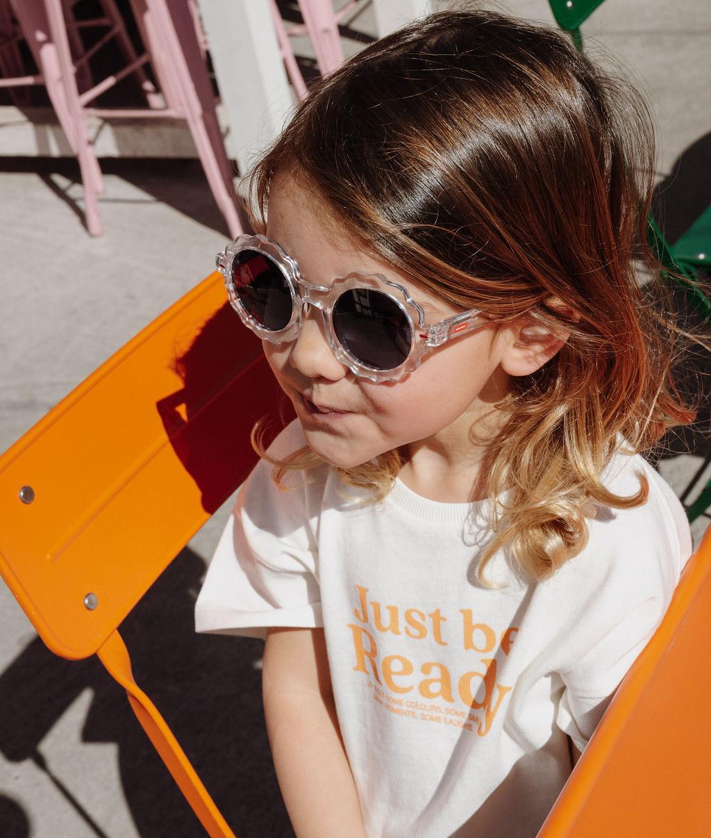 Niño con gafas de sol blanco transparente forma flor Hello Hossy