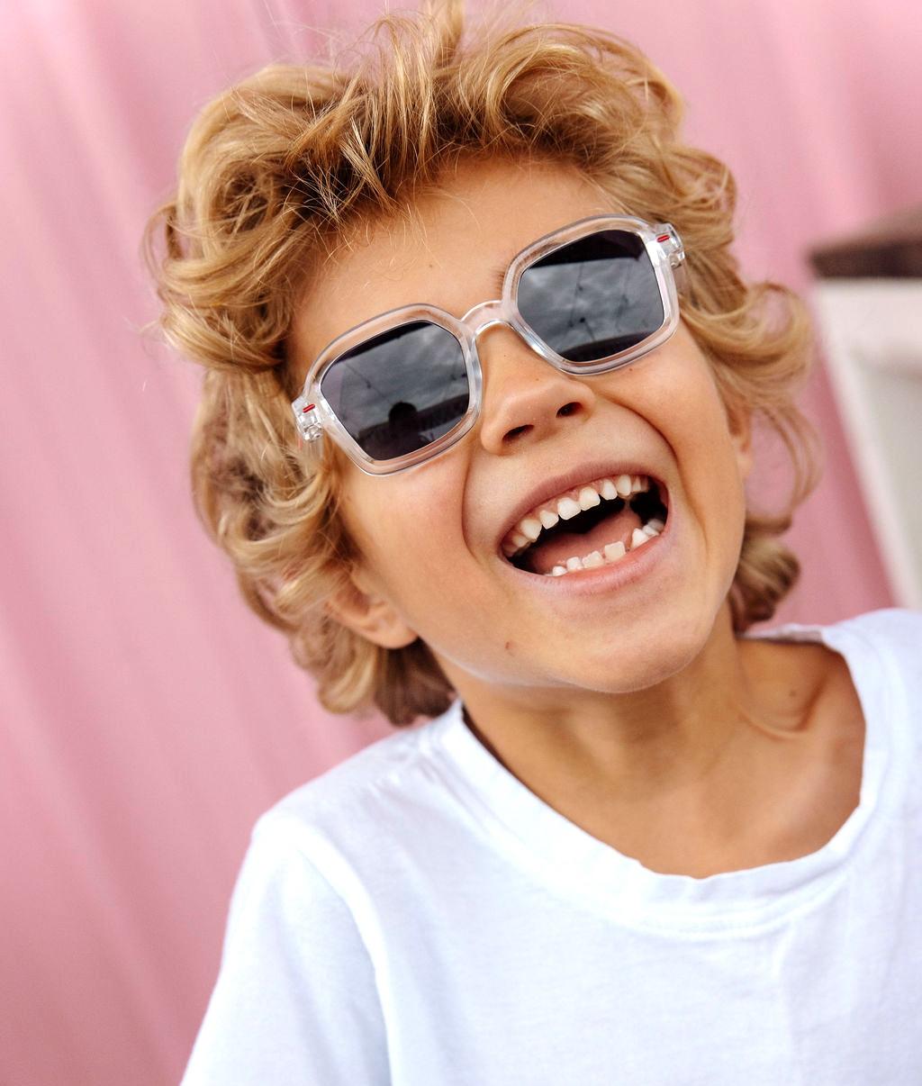 Gafas de sol infantiles blanco transparente forma cuadrada lentes oscuros Hello Hossy