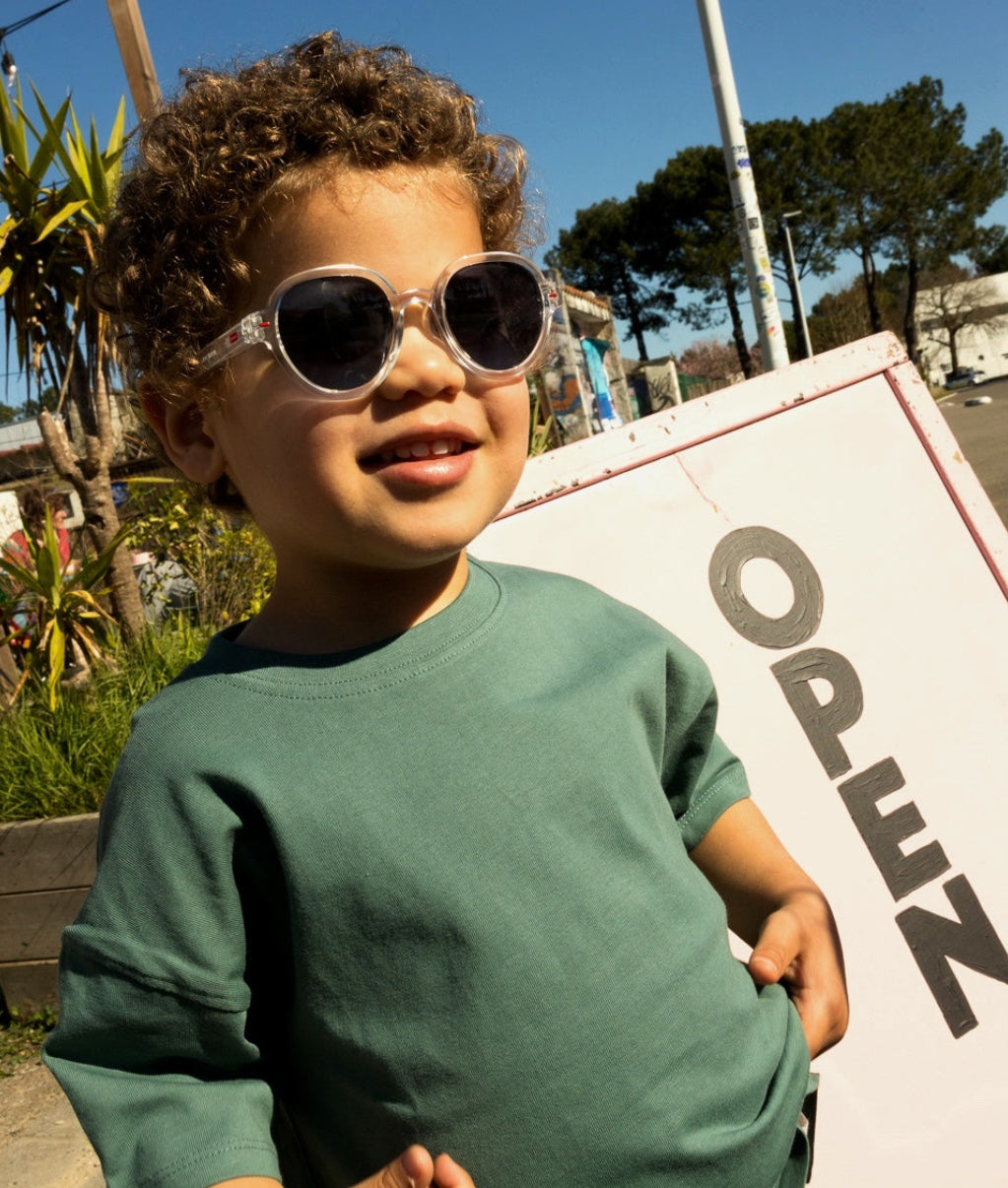 Niño con las gafas de sol blanco transparente forma redonda Hello Hossy