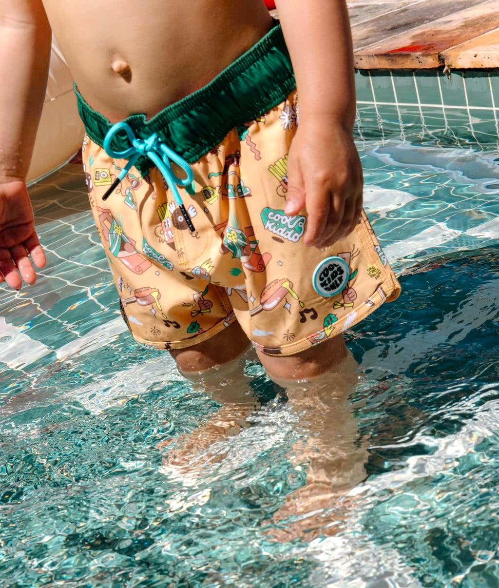 Bañador Short niño camel verde estampado música Patch redondo Hello Hossy