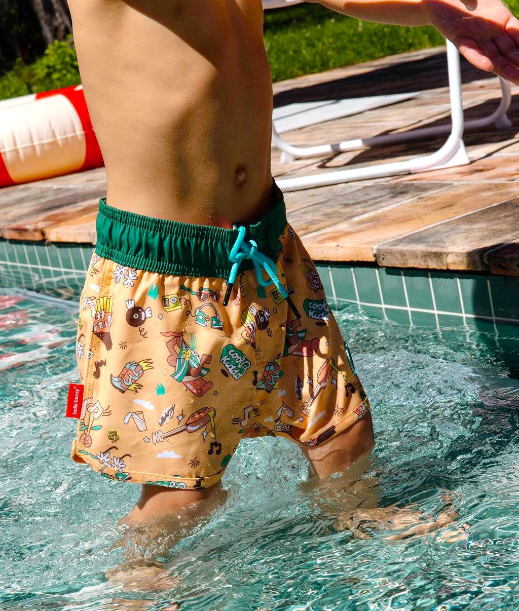 Bañador Short niño camel verde estampado música cordón azul Hello Hossy