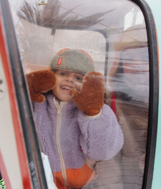 Moufles en moumoute bicolore Heaty Sven portées par une fille – photo lifestyle – Hello Hossy