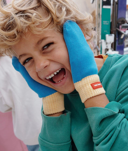 Manoplas infantiles azul Beige con borde acanalado y etiqueta Hello Hossy