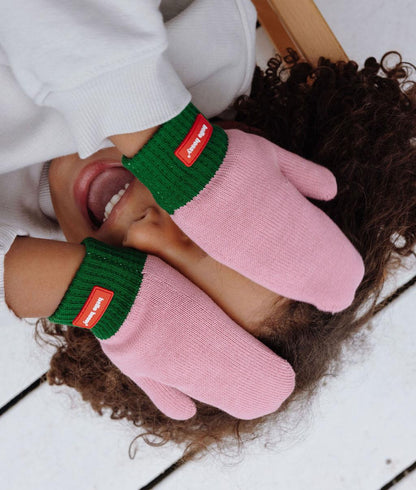 Manoplas infantiles bicolor rosa y verde de punto con etiqueta roja Hello Hossy