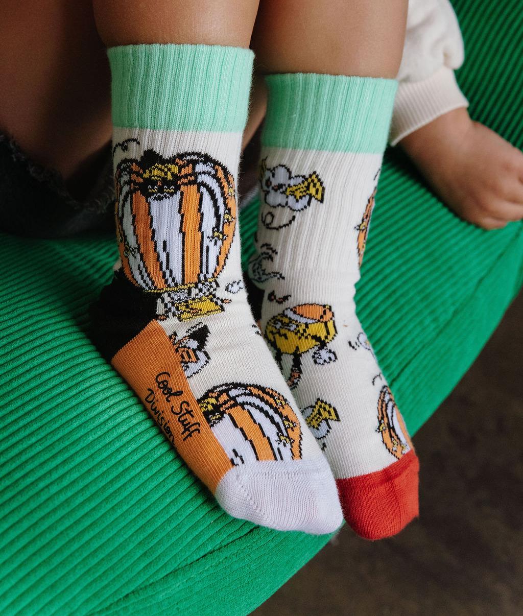 Calcetines infantiles con estampados de calabazas y fantasmas, puños verdes Hello Hossy