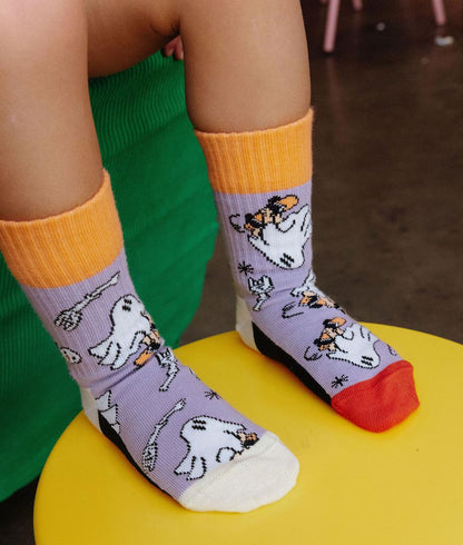Calcetines infantiles violeta y naranja con estampados de fantasmas Hello Hossy