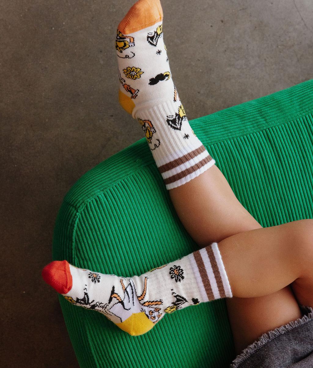 Calcetines infantiles blancos con estampados Halloween y talones naranja Hello Hossy