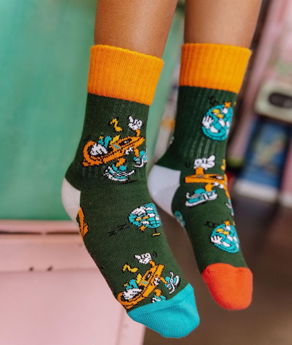 Calcetines infantiles verdes con estampado de música, talón naranja y puntera azul Hello Hossy