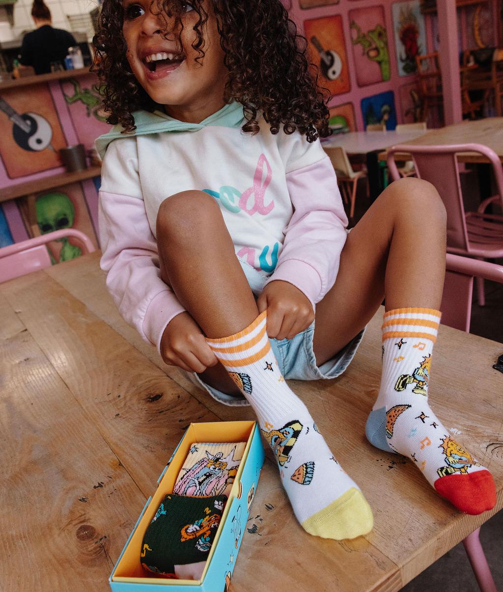 Calcetines infantiles blancos con estampados de música multicolor y detalles amarillos Hello Hossy