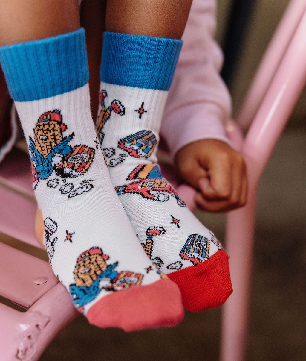 Calcetines infantiles blancos con estampados de mascota azules y rojos Hello Hossy