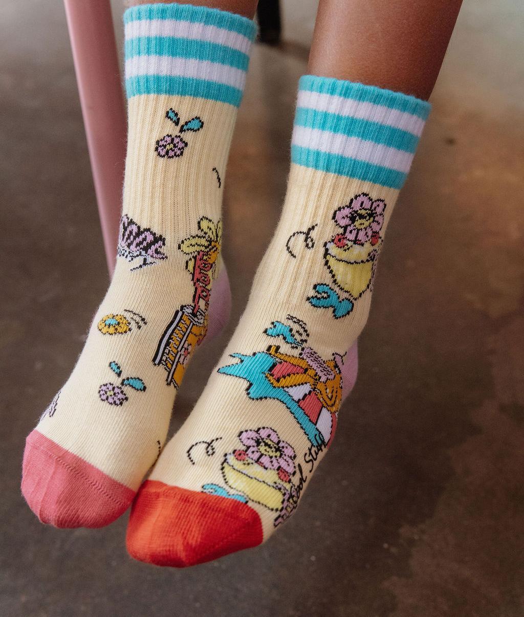 Calcetines infantiles amarillos con estampados de flores y rayas azules Hello Hossy