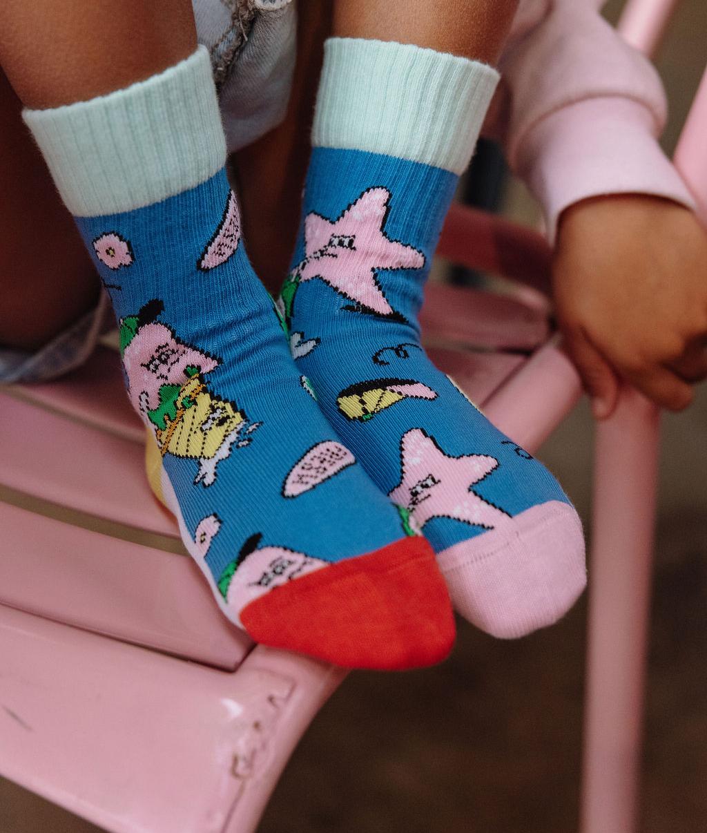 Calcetines infantiles azules con estampados de estrellas de mar rosas y punteras rojas Hello Hossy