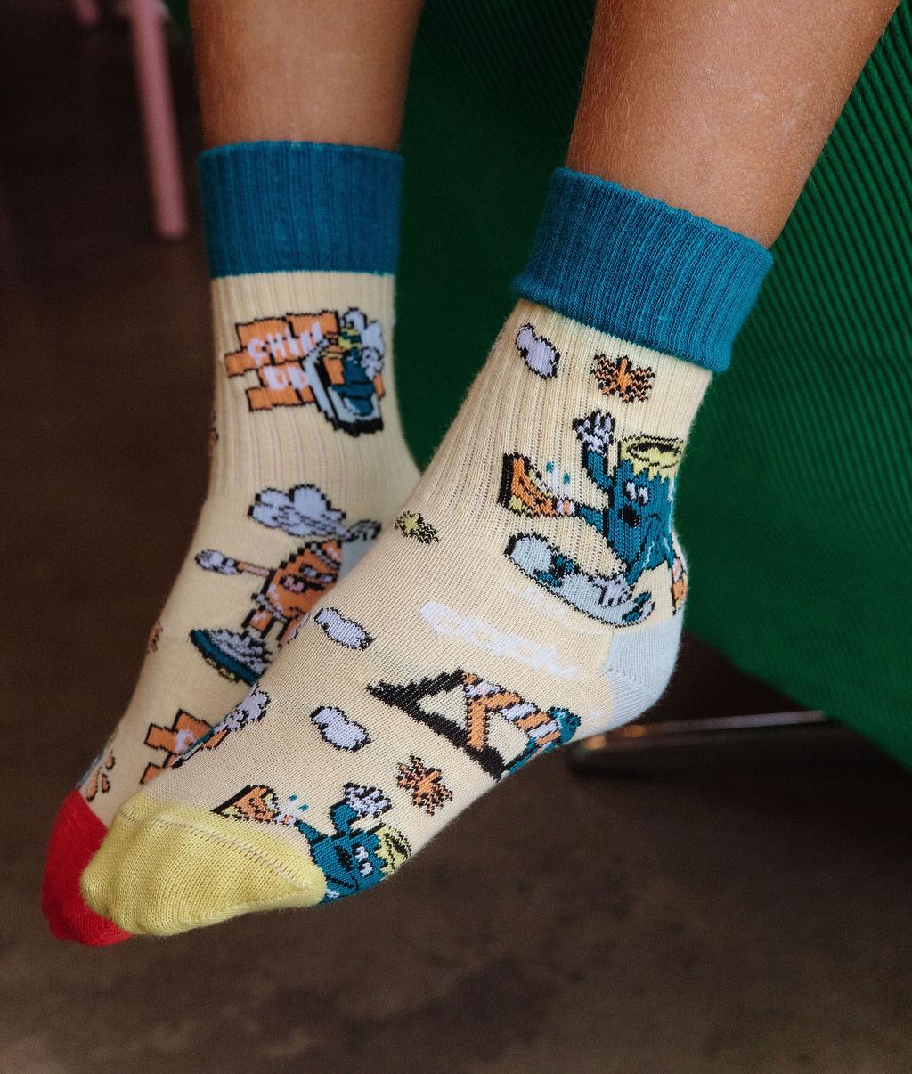 Calcetines infantiles amarillos con estampados de deporte y toques rojos Hello Hossy