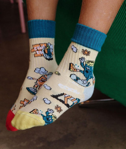 Calcetines infantiles amarillos con estampados de deporte y toques rojos Hello Hossy