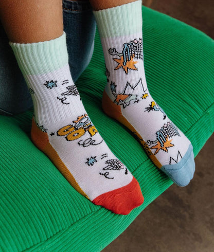 Calcetines infantiles blancos con estampados de deporte, talón naranja y puntera roja Hello Hossy