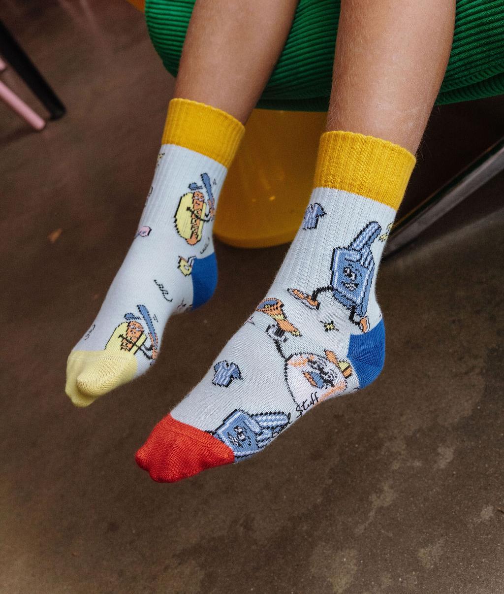 Calcetines infantiles con estampados de juegos multicolores, puntera roja, amarilla y azul Hello Hossy