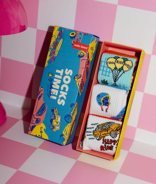 Coffret de chaussettes "Socks Time !" pour enfant contenant 3 paires de chaussettes à motifs voitures - packaging illustré - photo lifestyle - Hello Hossy