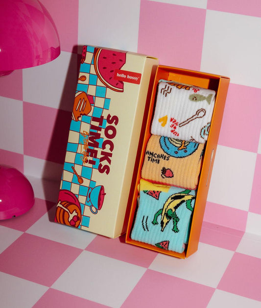Coffret de chaussettes "Socks Time !" pour enfant, contenant 3 paires à motifs fruits, pancakes, frites – packaging illustré – photo lifestyle – Hello Hossy