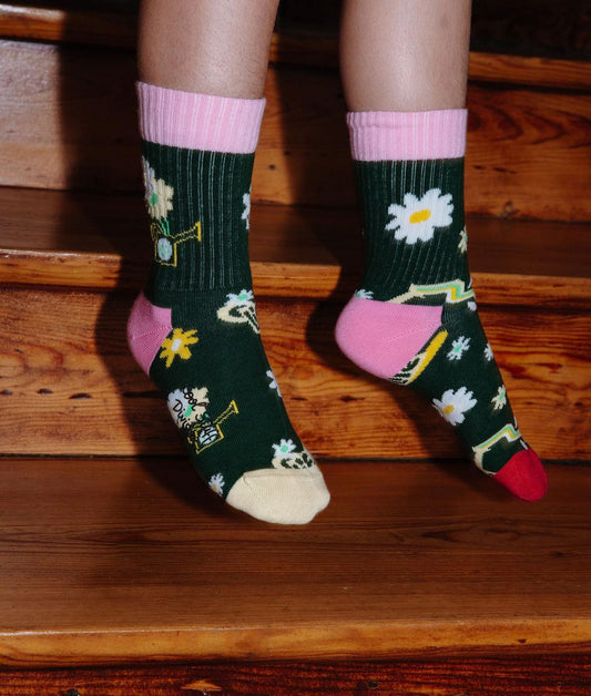 Enfant portant la paire de chaussettes imprimée fleurs et arrosoirs - vue de 3/4 - Hello Hossy