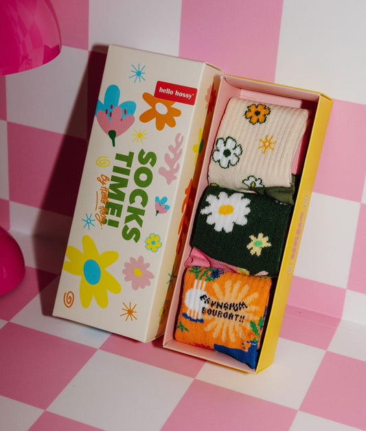 Coffret de chaussettes "Socks Time !" pour enfant contenant 3 paires de chaussettes à motifs fleurs - packaging illustré - photo lifestyle - Hello Hossy