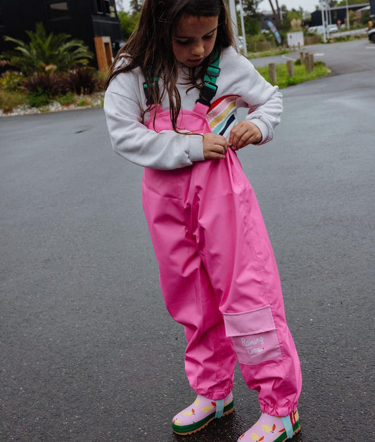 Fille portant le pantalon de pluie imperméable avec bretelles Ali – vue de 3/4 – Hello Hossy