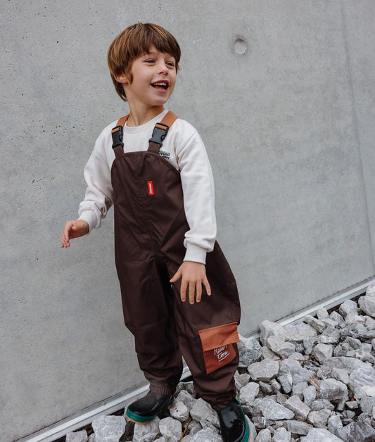 Pantalon de pluie imperméable Peanut porté par un garçon - vue de 3/4 - photo lifestyle – Hello Hossy