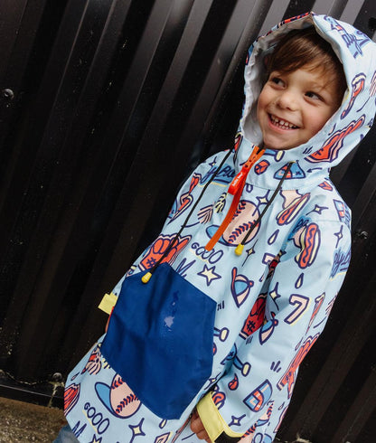 Poncho impermeable infantil azul con estampado de deporte, bolsillo grande y capucha Hello Hossy