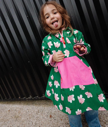 Poncho infantil verde con motivo de flores, bolsillo rosa y capucha Hello Hossy
