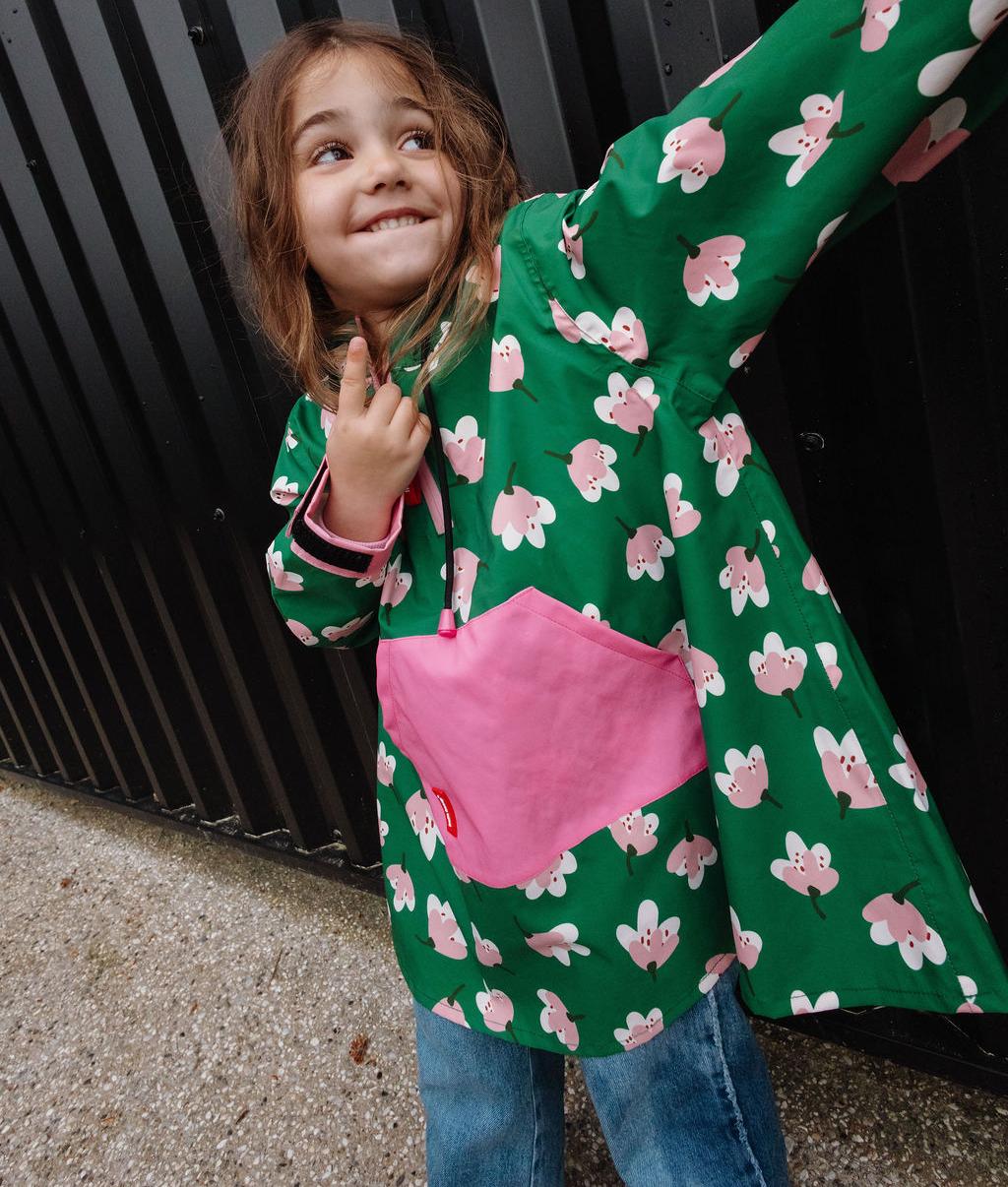 Poncho impermeable infantil verde con motivo de flores y bolsillo canguro rosa Hello Hossy