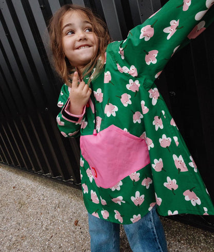 Poncho impermeable infantil verde con motivo de flores y bolsillo canguro rosa Hello Hossy