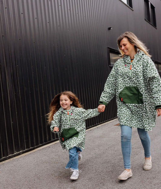 Duo de ponchos impermeables para mamá e hijo verdes con estampado Leopard y bolsillo delantero Hello Hossy