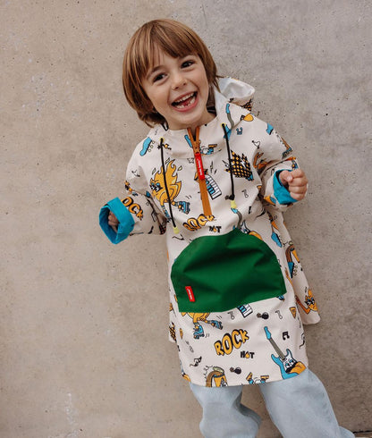 Poncho impermeable infantil crema con estampados de música y bolsillo verde Hello Hossy