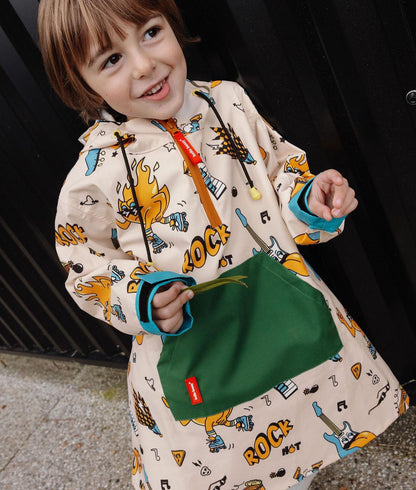 Poncho impermeable infantil crema con estampados de música y bolsillo verde Hello Hossy