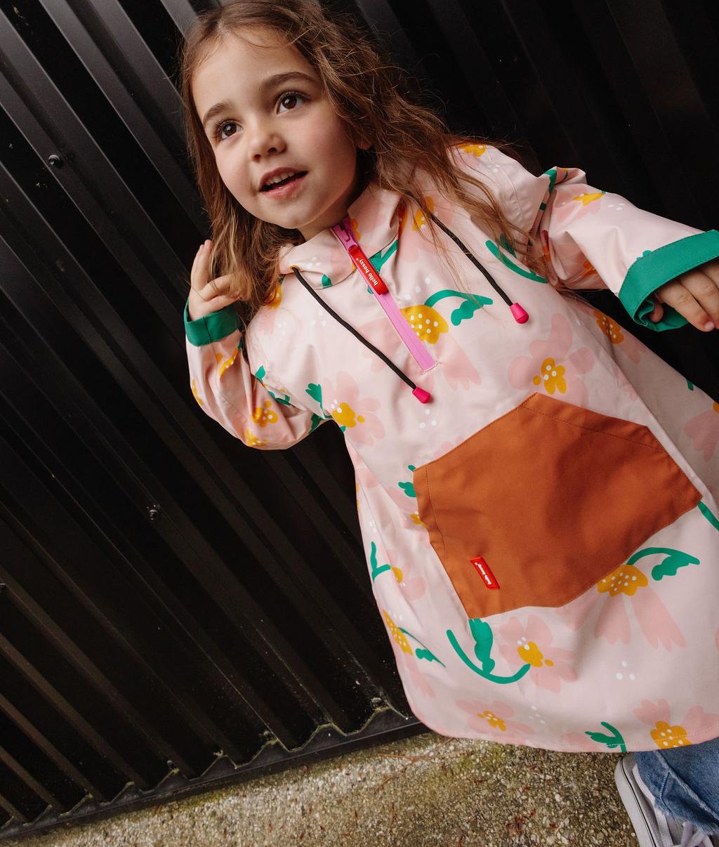 Poncho impermeable infantil rosa con estampado de flores y bolsillo Camel Hello Hossy