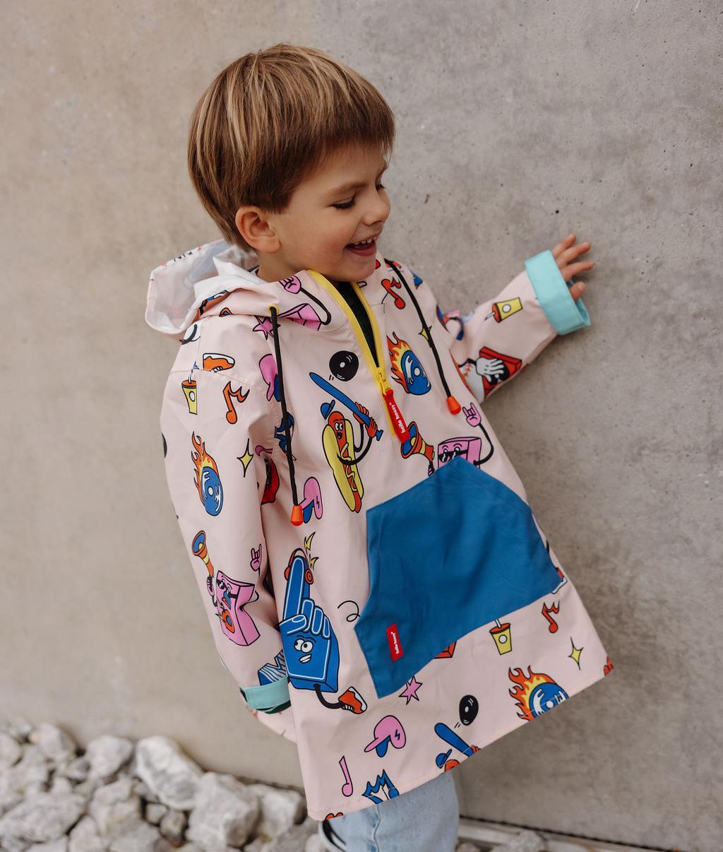 Poncho impermeable infantil crema, azul y rojo, estampado deportivo, bolsillos Hello Hossy