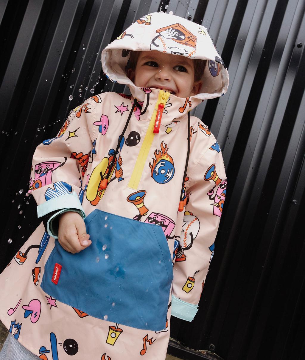 Poncho impermeable infantil crema con estampado deportivo azul y bolsillo con cremallera Hello Hossy