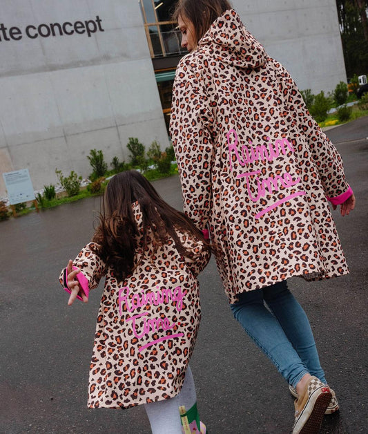 Duo mère-fille portant le poncho imperméable imprimé Léopard - vue de dos - photo lifestyle - Hello Hossy