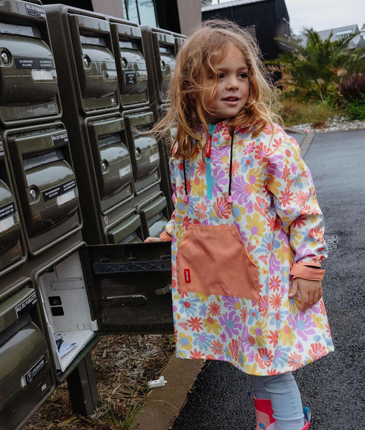 Poncho de pluie imperméable Retro Flowers porté par une fille - vue de 3/4 - photo lifestyle – Hello Hossy
